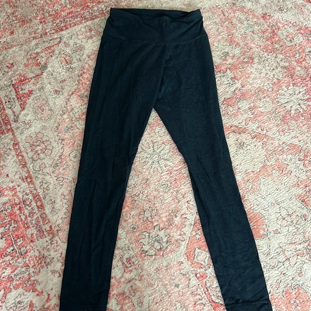 These are dark blue, Old Navy leggings, very comfortable and stretchy would buy.